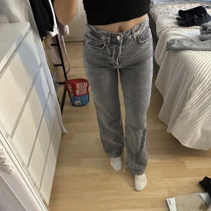 Jeans bikbok - Säljer dessa gråa vida jeans från bikbok. Säljes då det inte är min stil och har därför inte kommit till användning🤗 Jag är 172cm som referens🫶🏼 Skriv för fler bilder och kom med bud då priset går att diskutera🥰