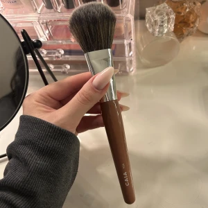 Caia F04 - Caia F04 borste endast testad och tvättad efter, säljer eftersom jag inte använder den. Passar bra att använda till puder och bronzer