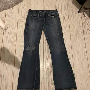 Jätte fina jeans som är tyvärr lite förstora för mig:( aldrig använt och är i mycket bra skick!💕skulle säga att byxorna passar för nån som har storlek 36💖