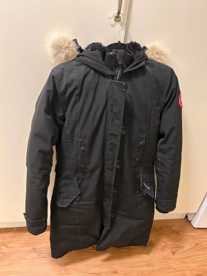 Canada goose dam - Säljer min Canada goose jacka, storlek M i bra skick. Har tyvärr ej kvittot då den är köpt second hand. Kan tänka mig att sänka priset vid snabb affär!