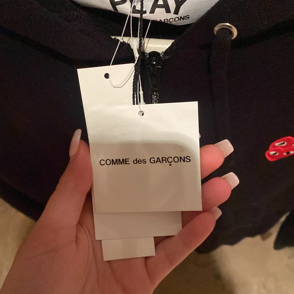Säljer en tröja från Comme des Garcons. Den är helt oanvänd och lapparna sitter fortfarande kvar. Skriv för frågor eller mer bilder. Tröjor & Koftor.