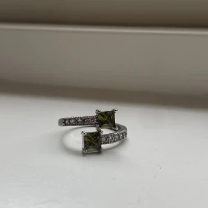 Ring med gröna stenar  - Aldrig använd 