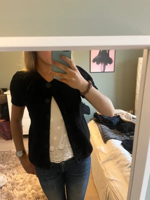 Kortärmad stickad Kofta - Jätte snygg kortärmad stickad kofta! Jätte bra skick!💞