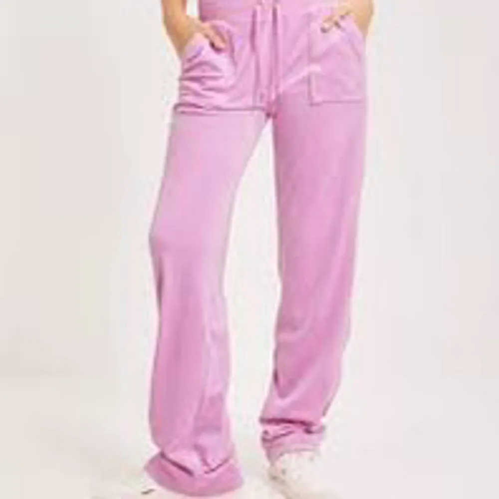 Hej, säljer mina rosa juicy byxor i bra skicka M-L💕. Jeans & Byxor.
