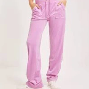 Juicy byxor  - Hej, säljer mina rosa juicy byxor i bra skicka M-L💕