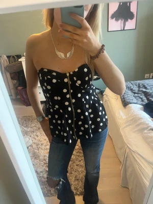Prickig korsett topp - Jätte snygg prickig korsett topp! Jätte bra skick!💞