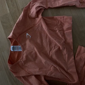 Gymshark tröja  - Superfin orange longsleeve från Gymshark. Nästintill oanvänd.
