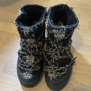 Inuikii skor - Snygga, varma vinterskor från Inuikii i tweed-material och cool snörning med silverdetaljer. Äkta fårull inuti, därmed värmer de bra på vintern. Använda en säsong, lite slitna (metallen) men fortfarande i väldigt fint skick! Storlek 37. 🫶💕 nypris ca 2500