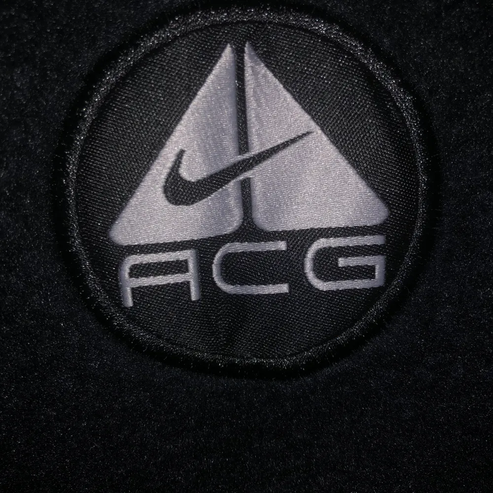 Nike ACG Sherpa med balaclava till salu, helt ny utan problem, perfekt för dig som hatar att frysa under vintern. Hör av er för frågor! . Hoodies.