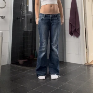 Vintage esprite jeans!!! - Säljer dessa as snygga vintage Sprite jeans!!! Sååååååå snygga, dock väldigt låg midja! Jag är 168-169 ish som referens