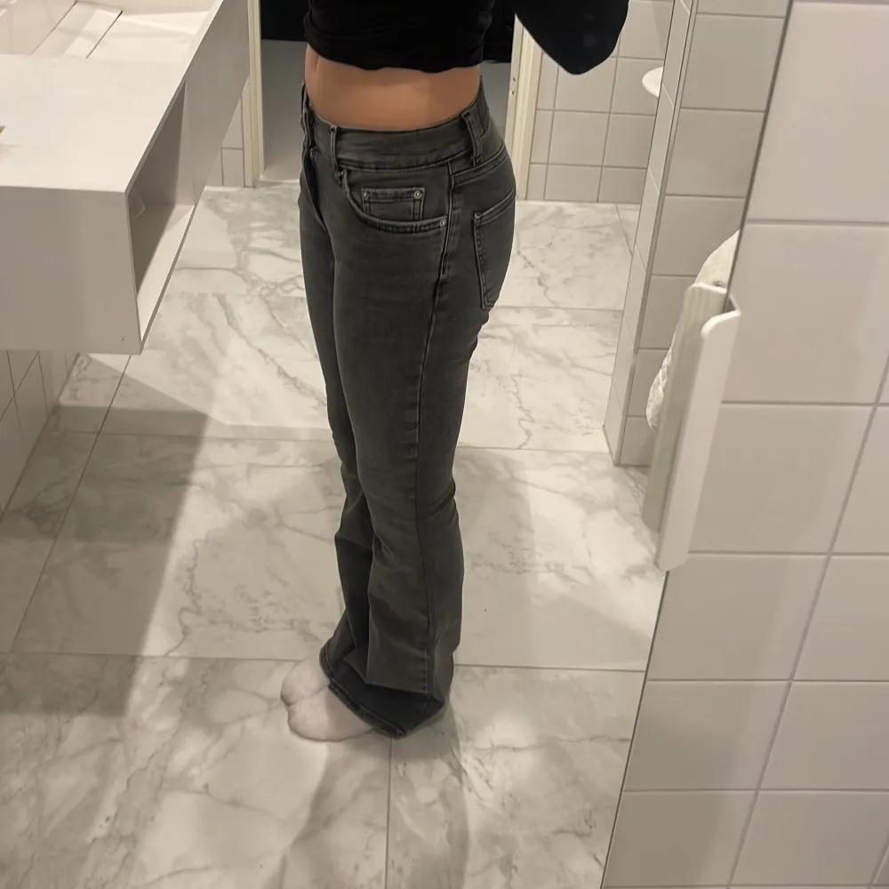 Säljer dessa super snygga jeans från Gina då dom är för små!❣️ Aldrig använda samt bra skick! Köparen står för frakten☺️. Jeans & Byxor.