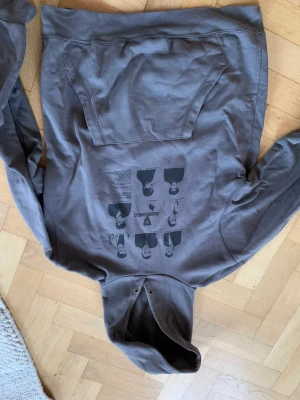Ely kong hoodie - Sparsamt använd, fortfarande i fint skick. Köpte den vid droppet