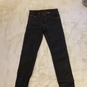Skit snygga unwashed nudie jeans i extremt bra skick, använda ca 3-4 ggr. Modell: Gritty Jackson Nypris 2200kr (Priset kan förhandlas vid snabb affär)