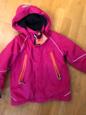 Vinterjacka Fix - Vinterjacka från Fix  Stl 104  Jackan är i bra skicka & använd en säsong av ett barn.   150kr