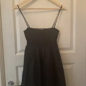 säljer denna söta klänning från zara💕 använd gärna köp nu