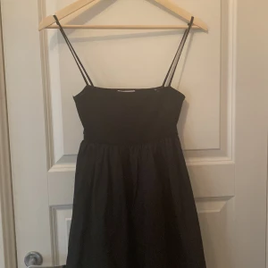 zara klänning  - säljer denna söta klänning från zara💕 använd gärna köp nu