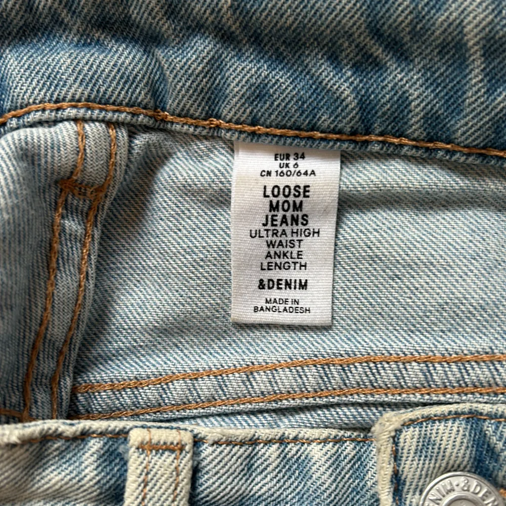 Blåa jeans från HM i storlek xs. De är tunna och ankellånga. Jeans & Byxor.