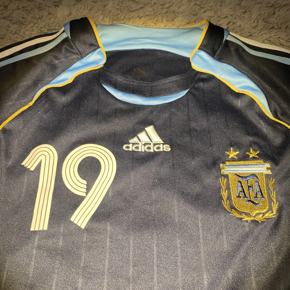 2006 Argentina vm borta ställ. Kitet är väldigt ikoniskt. Det var nät Messi hade nummer 19 och hans första vm. Tröjan är knappat andvänd och väldigt svår att få tag på. Ifall du har frågor eller vill ha extra bilder är det bara att skriva privat.. T-shirts.