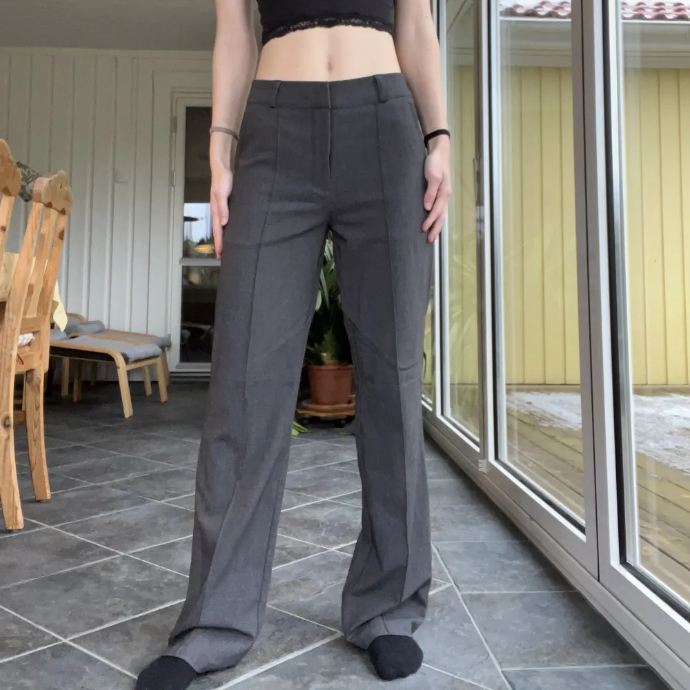 Suprfina, nybeställda (icke använda) kostymbyxor från Madlady. Jag säljer för att de är förstora i midjan. Storlek 34 men de känns som 36/38. De är längden Regular och jag är 169 cm. ☺️. Jeans & Byxor.