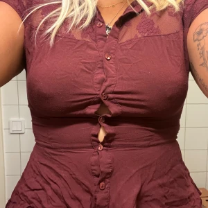 Vinröd topp - Väldigt fin midjedefinerande topp köpt på second hand för 2 år sedan. Säljs eftersom den är aningen för liten för mig men den är väldigt väldigt fin.