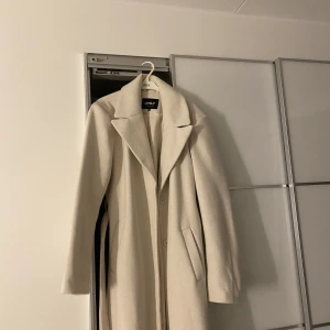Beige kappa - Säljer denna jätte fina kappa, använd 1 gng☺️