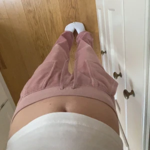 Juicy byxor 🩷 - Rosa juicy byxor. Original priset är 1200 kr. Säljer dom pågrund av att dom inte kommer till användning längre. ❤️ Dom är i bra skick, då dom inte har kommit användning så mkt. 