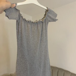 off-shoulder klänning  - så fin klänning, bara använd några gånger 🩷står ingen storlek men passar mig som är ca 170