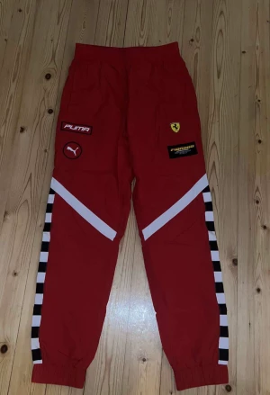 Puma X Ferrari Collab (RARE) - Sällsyn Ferrari X Puma trackpants till salu (2019 season collab). Perfekt skick