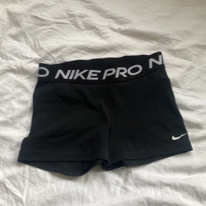 Nike Pro shorts - Andvända men i nytt skick. Originalpris är 350kr, kan diskutera pris💕