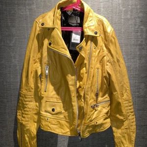 Gul Jofama jacka - En oanvänd jättefin gul unik märkesjacka från Jofama. Originalpris: 2300kr