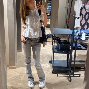 Pepe jeans - Lågmidjade pepe jeans, W24 L30 men skulle säga att dom är längre eftersom jag sprätt upp dom där nere💓 Väldigt bekväma! Köptes för 1000kr!💓Dom är lite straight men bootcut när man har skor💓skriv för fler bilder(första bilden är lånad)