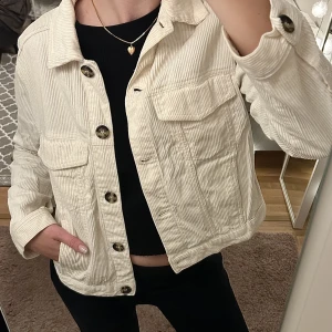 Crémevit manchesterjacka - Crémevit jacka i manchestertyg. Snygg och användbar jacka i mycket fint skick, passar perfekt till våren! Strl. M men jag har oftast S och den passar mig! Hör gärna av dig vid frågor. Köparen står för frakten men möter gärna upp i Uppsala!💕