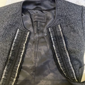 Liten ”kostymjacka” från BCBGMAXAZRIA - En cropped typ av kostymjacka från Vinted. Säljer då säljaren slarvade bort det jag egentligen köpte och jag fick den här istället. Jag har ingen aning vad den egentligen kostar men själva märket är ganska dyrt.