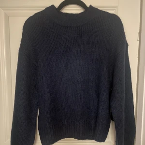 Stickad tröja  - Säljer denna superfina stickade tröjan som är perfekt nu till vintern! Tröjan är helt oanvänd och prislapp sitter kvar. Tröjan är mörkblå och lite oversize🫶🏼pris går att diskutera!