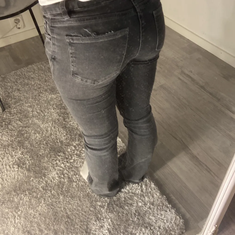 Låg midjade svarta/ gråa jeans från Gina Young storlek 146  Bra sick!. Jeans & Byxor.