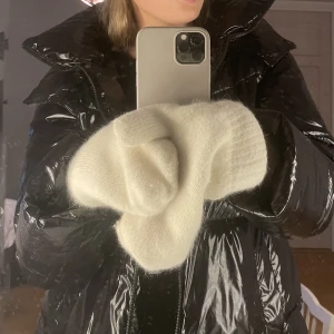 Svart vinter jacka - Svart jacka från Sara i storlek s. Super varm och mysig. Man kan även ta av armarna på den så att den kan bli en väst.💞💕