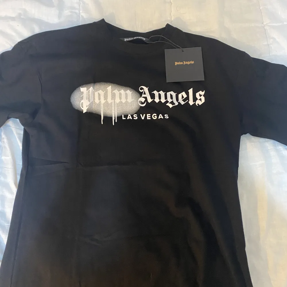 A kopia Palm angels t-shirt. Den var för liten för mig, På andra bilden så ser ni scanningen.. T-shirts.