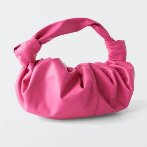 Rosa axelväska - Rosa axelväska från ”Gina Tricot” 🌸 Aldrig använd. Perfekt till vår/sommar ✨