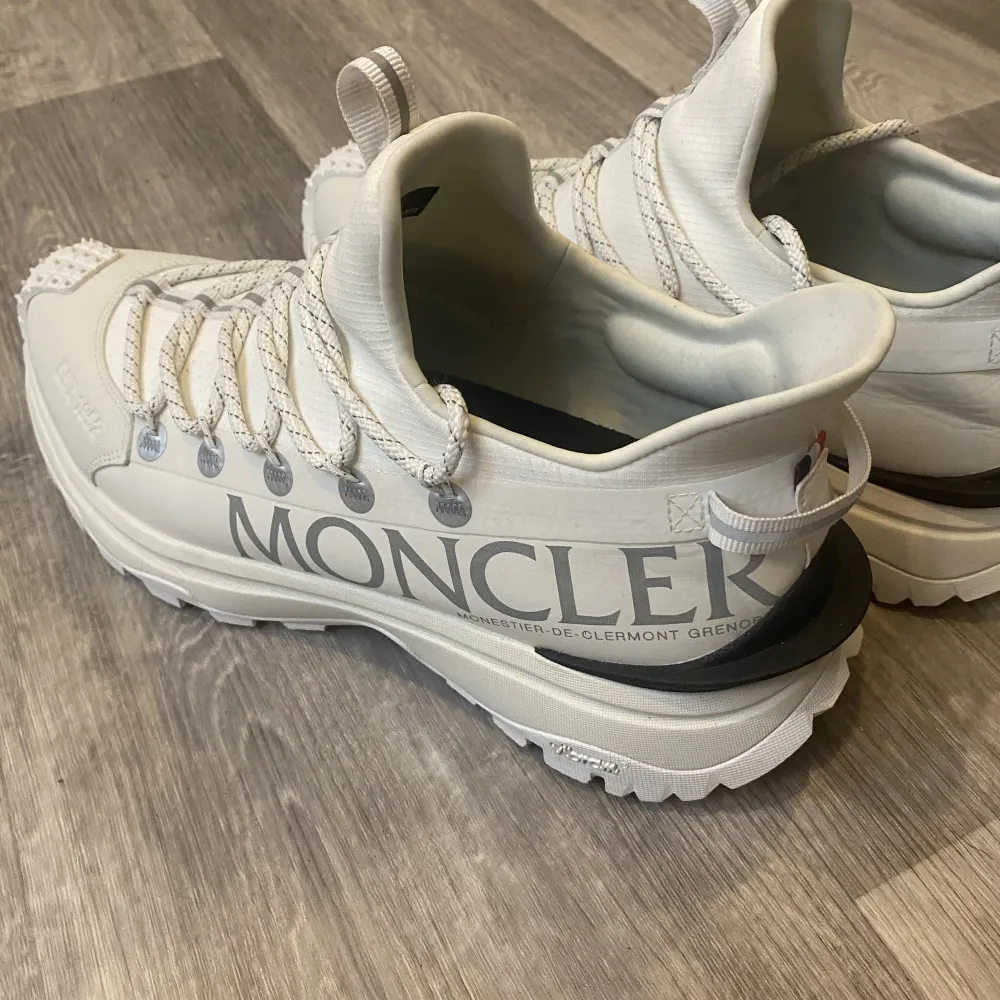 Helt nya monclear skor säljer dom för 2000 Ny pris 6000kr. Skor.