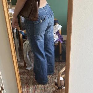 Cargobyxor/Jeans - Säljer de här så snygga lågmidjade jeansen då de tyvär blivit förstora. Köpta på Thrift Planet i Köpenhamn och i så bra kvalitet💙 Hoppas att någon annan kan få njuta av dem lika mycket som jag gjort! Står ingen storlek men skulle säga kring M.