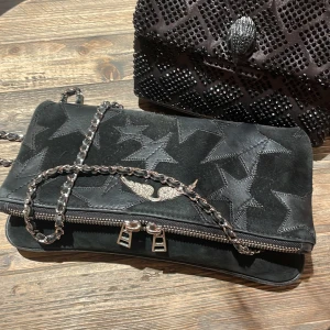 Zadig väska  - Säljer min Limited edition Zadig väska som är i väldigt bra skick. Den kommer med både korta och långa original kedjor. Kom med egna pris förlag! 