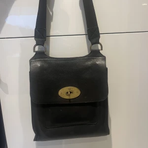 Mulberry väska - Jättefin mulberry väska köpt i Köpenhamn för ca 15 årsedan.  Mycket bra skick, original pris 10000+ ❤️