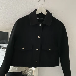 Zara höst jacka - Säljer min fina höst jacka från Zara, eftersom att den tyvärr inte kommer till användning längre 💗Jag tycker att den har blivit lite för liten för mig nu 🙌🏼