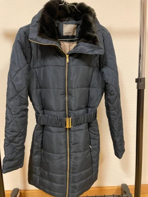 Vinterjacka - Fin vinterjacka från Vero Moda, som ny då den endast använts fåtal gånger. Mörkblå i färgen, storlek M.