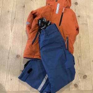 Polarn och pyret vinterset - Ser från Polarn och pyret i storlek 128. I bra använt skick.