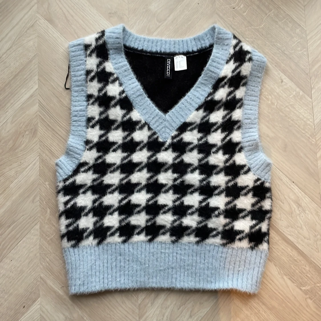 Pepitarutig ljusblå väst