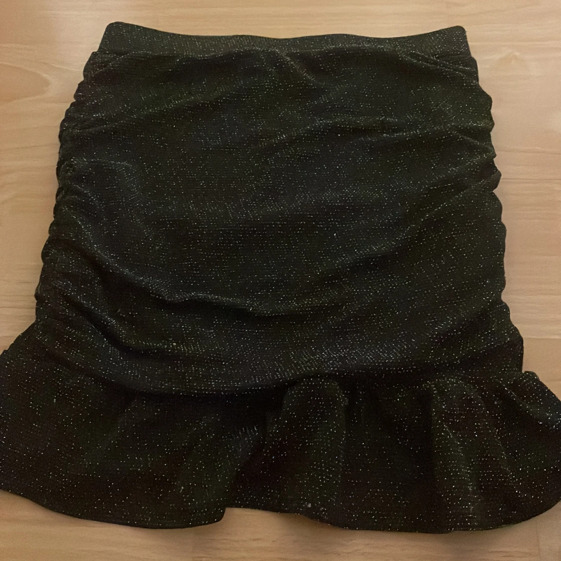 Glittrig volangkjol  - 91