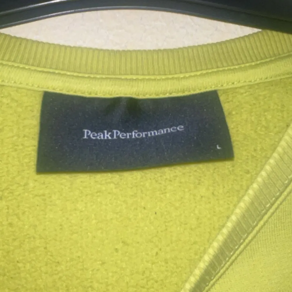 gul super snygg sweatshirt i gul från peak performance  inga tecken på användning . Hoodies.