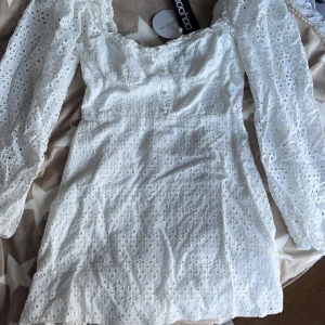 Klänning  - Säljer en söt klänning då den inte passade, den är i storlek L men passa inte ens min kompis som brukar ha S. Så den är som en XS eller liten S. Köptes för 340kr, pris kan diskuteras!💗