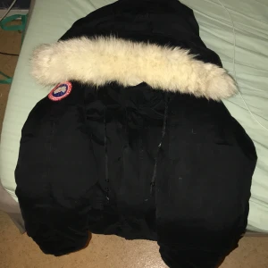 Canada goose  - Hej säljer min canada goose jacka passar jättebra på vinter och höst det var min brorsas gamla jacka som jag fick och jag vill sälja den har bara andhämtning typ 11 gånger 
